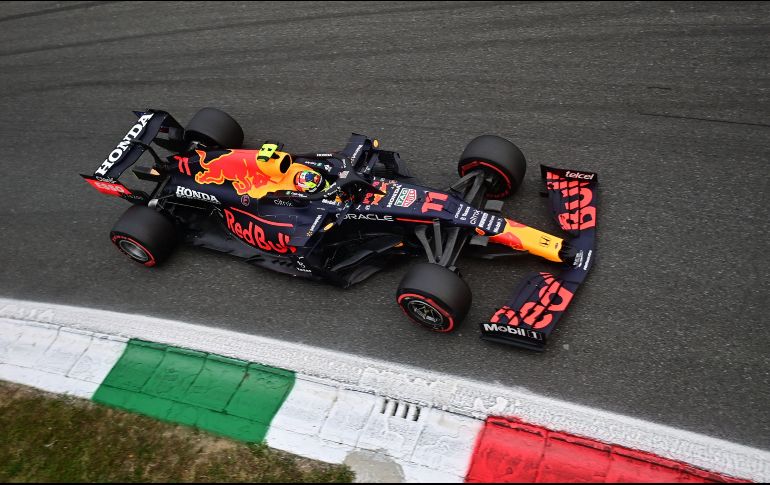 El mexicano Sergio ''Checo'' Pérez, piloto de Red Bull, logró clasificarse en el Top-10 de la carrera sprint. AFP / A. Isakovic