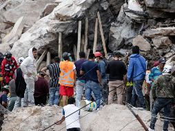 Continúan los trabajos en la Tercera Sección de la colonia Lázaro Cárdenas, donde quedaron cuatro casas sepultadas y siguen buscando a seis adultos, cuatros menores de edad, hasta en tanto no haya otra información. XINHUA / F. Cañedo