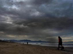 Detallan que participan en las reparaciones un total de 678 trabajadores electricistas, 110 grúas, 212 vehículos y dos helicópteros. EFE/A. Zepeda