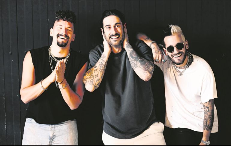 Melendi (al centro) posa junto a los cantantes Mau y Ricky. ESPECIAL