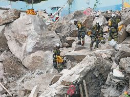 Rescatistas especializados mantienen la búsqueda entre los escombros de tres personas reportadas como desaparecidas. EFE/S. Gutiérrez