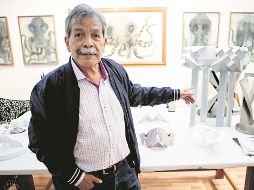 Pedro Martínez. El artista capitalino muestra la maqueta de su obra que ahora forma parte de la iniciativa Escultórica Monumental. EL INFORMADOR/G. Gallo