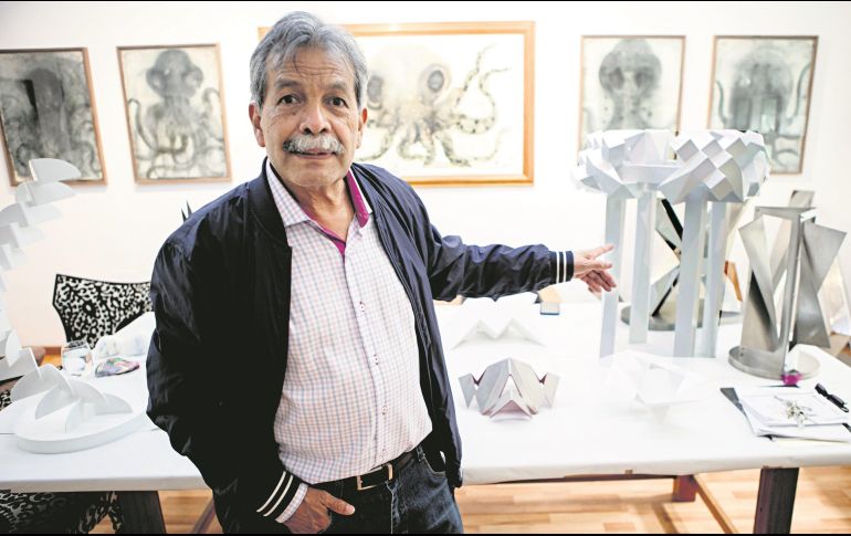 Pedro Martínez. El artista capitalino muestra la maqueta de su obra que ahora forma parte de la iniciativa Escultórica Monumental. EL INFORMADOR/G. Gallo