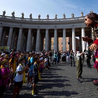 La marioneta “Amal”, símbolo de esperanza para los migrantes