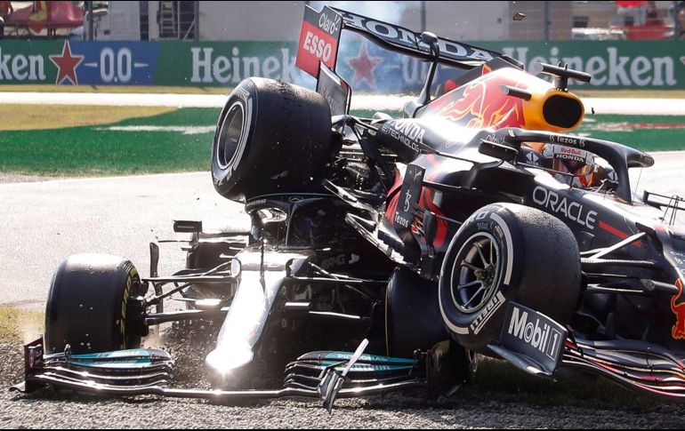 Ni Verstappen, líder del mundial con 226.5 puntos, ni Hamilton (221.5) sumarán puntos en el Gran Premio de Italia. EFE / M. Bazzi