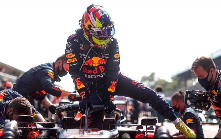 El castigo a “Checo” Pérez llegó después de la vuelta 32 con cinco segundos. EFE / L. Barón