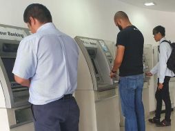 Clientes aseguran que tampoco pueden sacar dinero de los cajeros BBVA. EL INFORMADOR / ARCHIVO