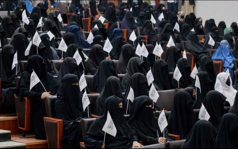 Este sábado circularon imágenes de mujeres cubiertas que asistían a una manifestación de los talibanes en la Universidad de Educación Shaheed Rabbani en Kabul circularon. EPA /