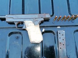 Al detenido se le encontró una pistola aparentemente calibre .32 con cerca de seis cartuchos útiles, CORTESÍA/POLICÍA DE GUADALAJARA