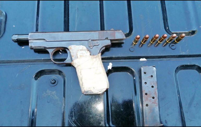 Al detenido se le encontró una pistola aparentemente calibre .32 con cerca de seis cartuchos útiles, CORTESÍA/POLICÍA DE GUADALAJARA