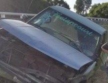 En el interior del automotor, paramédicos de los Servicios Médicos Municipales localizaron a un hombre de entre 50 a 55 años, con múltiples contusiones y ya sin signos vitales. ESPECIAL