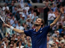 Por fin. Daniil Medvedev sorprendió ayer al mundo con su poderoso servicio, al vencer al número uno del Mundo, Novak Djokovic, en la Final del US Open.AFP