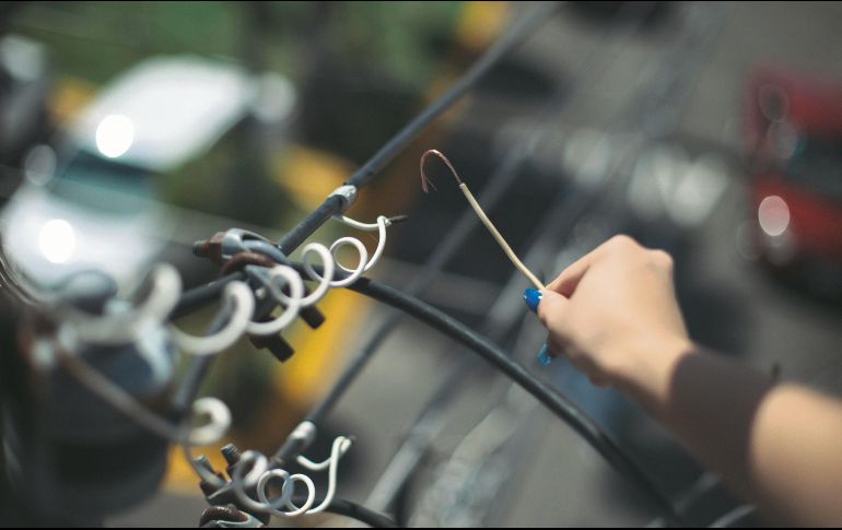 Informalidad. Se estima que hay más de 40 mil personas sin contrato que se “cuelgan” de la electricidad y no formalizan los pagos, esto afecta las finanzas de la empresa. Archivo/ El Informador