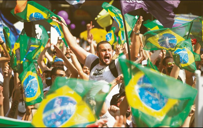 Enojo. Brasileños manifestantes piden la destitución de Jair Bolsonaro tras su amenaza a las instituciones. EFE