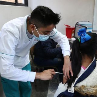 Reino Unido recomienda vacunar contra el COVID a niños mayores de 12 años