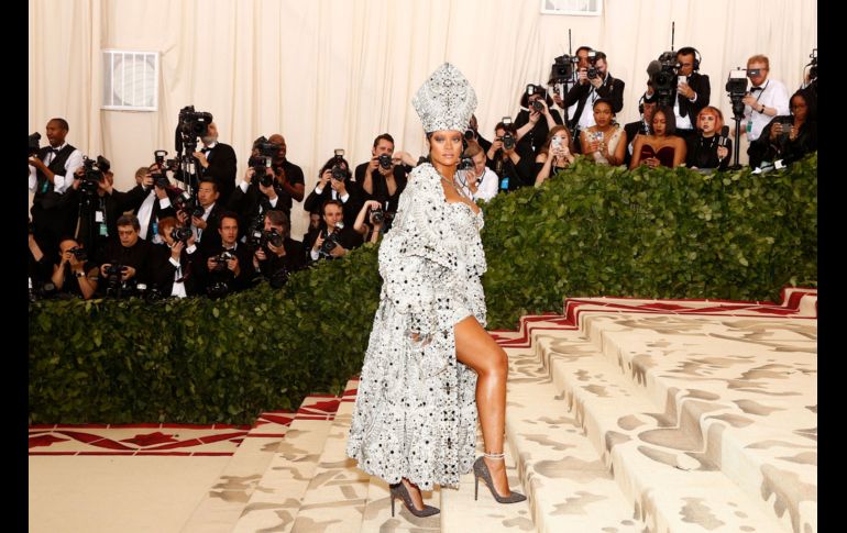 Rihanna fue una de las mejores vestidas en la Met Gala de 2018. EFE