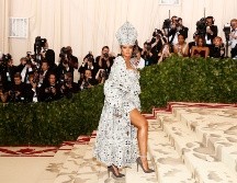 Rihanna fue una de las mejores vestidas en la Met Gala de 2018. EFE