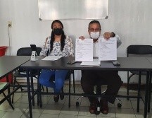 Ana Laura Telles (i) y José de Jesús Gutiérrez Rodríguez durante una rueda de prensa este lunes. ESPECIAL