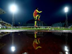 Estadio Sheriff. El inmueble para 14 mil aficionados se ve de fondo, mientras sus futbolistas calientan. AFP