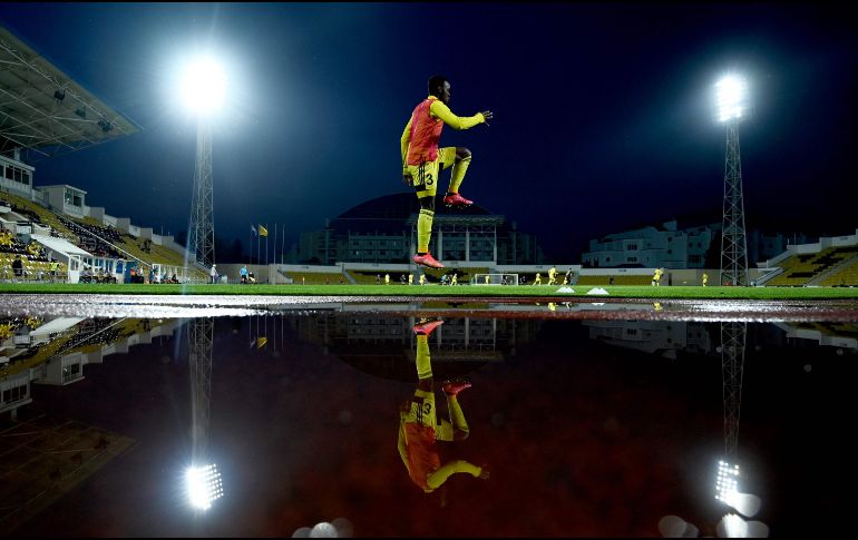Estadio Sheriff. El inmueble para 14 mil aficionados se ve de fondo, mientras sus futbolistas calientan. AFP