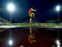 Estadio Sheriff. El inmueble para 14 mil aficionados se ve de fondo, mientras sus futbolistas calientan. AFP