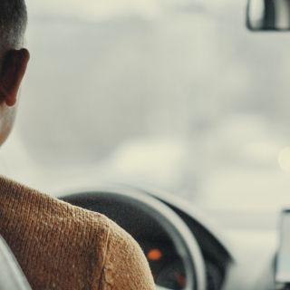 Viral: Taxista exhibe su currículum a bordo para encontrar trabajo