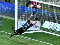 Gudiño, quien fue el primer portero mexicano en disputar la Champions League, regresó a Chivas para el Apertura 2018, sin embargo no ha podido afianzarse en la titularidad del marco del Rebaño. IMAGO7