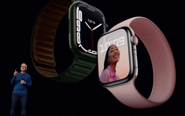El reloj de Apple estará disponible en colores verde, azul, rojo, blanco estelar y azul medianoche, y podrás personalizarlo con correas. AFP/HANDOUT