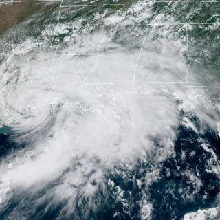 "Nicholas" pierde fuerza y arroja lluvias en Texas y Luisiana