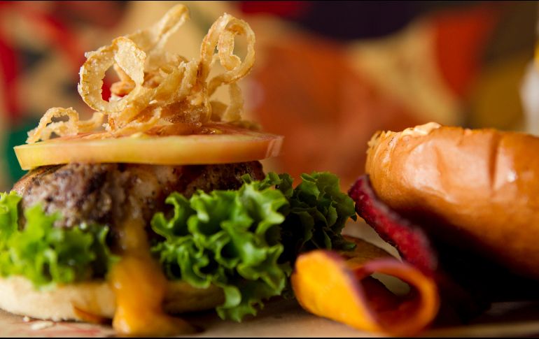 El dedo de un empleado llegó hasta la mesa de un comensal. EL INFORMADOR/ ARCHIVO