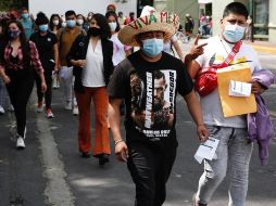 Personas hacen fila este martes para vacunarse contra el coronavirus en el Campo Marte de la Ciudad de México. EFE/C. Ramírez