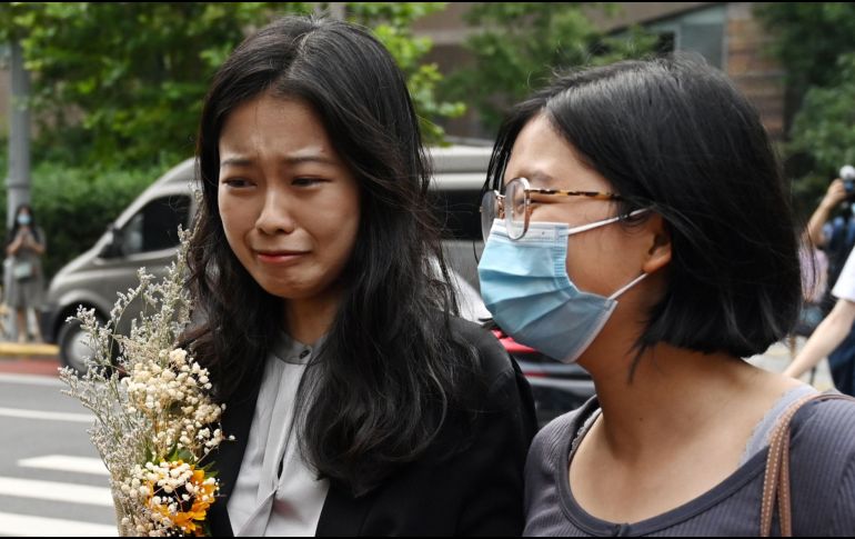 Decepción. La denunciante, Zhou Xiaoxuan (izquierda) decepcionada por la decisión de la corte. AFP