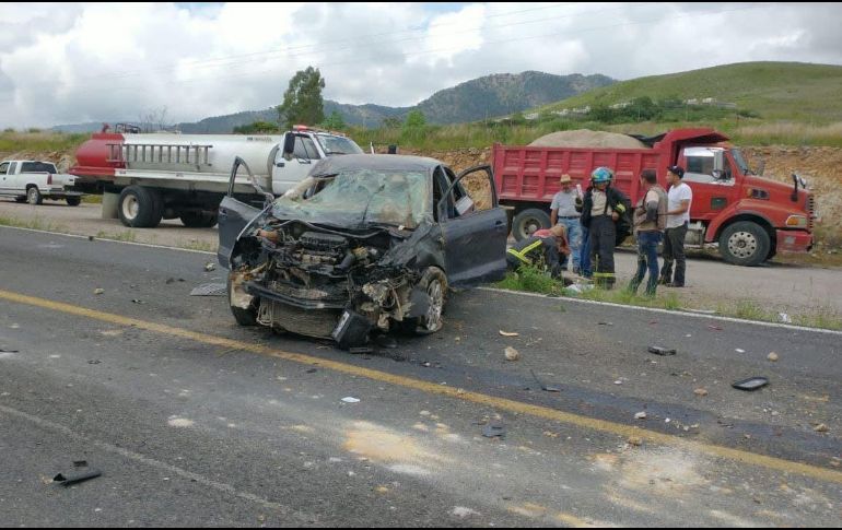 El accidente ocurrió al medio día de este miércoles en el kilómetro 11.5 de la carretera a Colotlán. ESPECIAL /