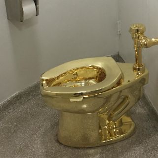 Policía duda en localizar el retrete de oro robado de Maurizio Cattelan