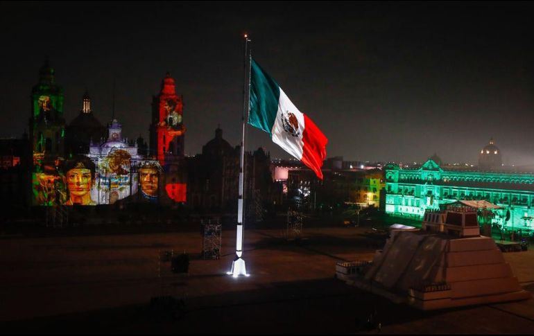 Se proyectó el video mapping de México-Tenochtitlan en la plancha del zócalo, además de un espectáculo de luces sobre los edificios aledaños. SUN/D. Sánchez