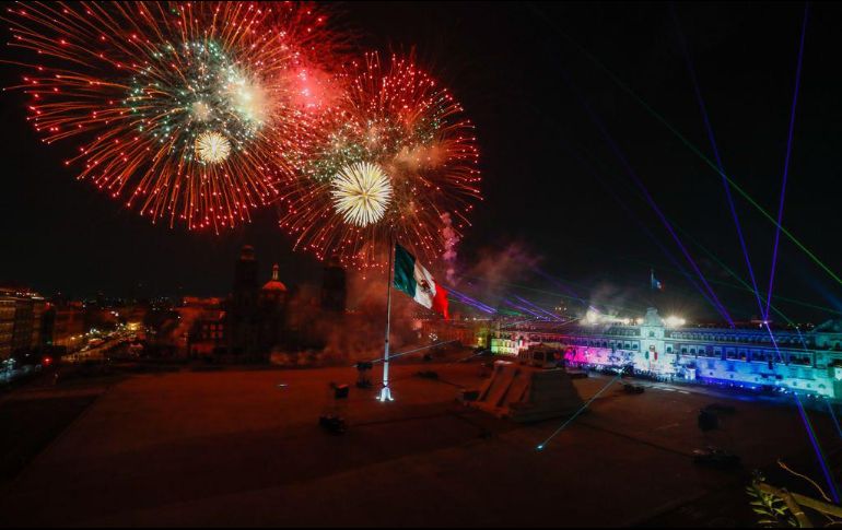 Fuegos artificiales sobre el centro de la Ciudad de México. SUN/D. Sánchez
