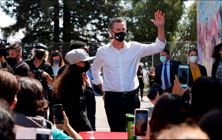 El gobernador de California, Gavin Newsom, derrotó abrumadoramente el intento de perder el cargo y continuará con su gestión. EFE/J. Mabanglo