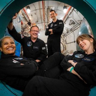 Tripulación de SpaceX está "saludable, feliz y descansando", aseguran