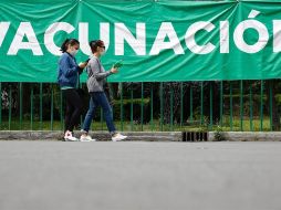 Personas se dirigen a un módulo de vacunación este jueves para recibir la dosis contra el COVID-19 en la Ciudad de México. EFE/C. Ramírez