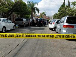 Peritos del Instituto Jalisciense de Ciencias Forenses recabaron los indicios y levantaron el cadáver para llevarlo a la morgue metropolitana. ESPECIAL