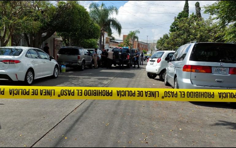 Peritos del Instituto Jalisciense de Ciencias Forenses recabaron los indicios y levantaron el cadáver para llevarlo a la morgue metropolitana. ESPECIAL