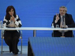 El presidente de Argentina, Alberto Fernández (d), junto a la vicepresidenta Cristina Fernández de Kirchner (i), en una rueda de prensa. EFE/ARCHIVO