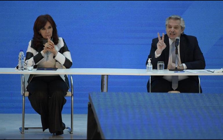 El presidente de Argentina, Alberto Fernández (d), junto a la vicepresidenta Cristina Fernández de Kirchner (i), en una rueda de prensa. EFE/ARCHIVO