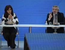 El presidente de Argentina, Alberto Fernández (d), junto a la vicepresidenta Cristina Fernández de Kirchner (i), en una rueda de prensa. EFE/ARCHIVO