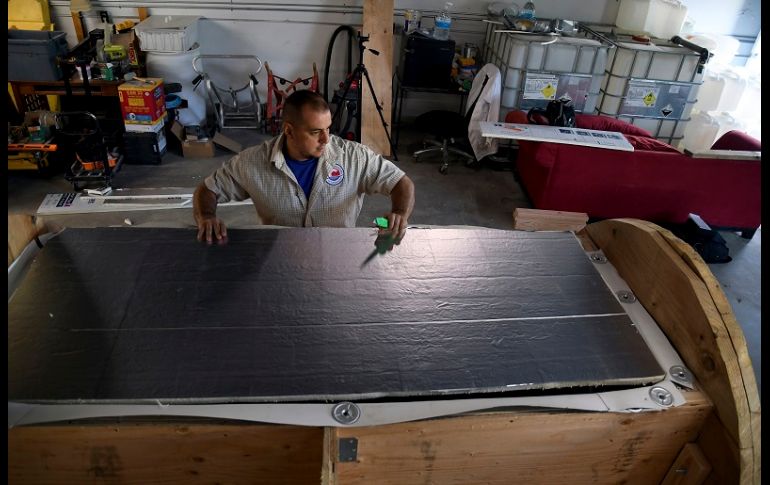 En seis meses, el cuerpo, las virutas de madera y la paja se transformarán en suficiente tierra para llenar la batea de una pickup. AP/T. Peipert