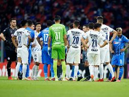 PASO 2. El árbitro ha suspendido el partido por el grito discriminatorio y ambos equipos se fueron a los vestidores. IMAGO7