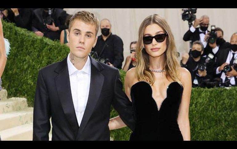 Hailey y Justin Bieber, quienes contrajeron nupcias en 2018, asistieron por primera vez a una Met Gala como pareja. AFP/ MIKE COPPOLA