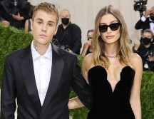 Hailey y Justin Bieber, quienes contrajeron nupcias en 2018, asistieron por primera vez a una Met Gala como pareja. AFP/ MIKE COPPOLA