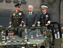 El presidente acompañado de los titulares de la Sedena y de la Marina. EFE/J. Méndez