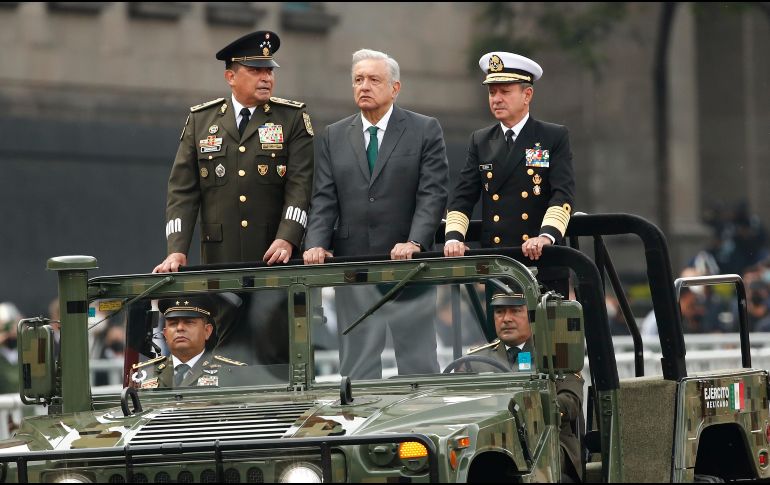 El presidente acompañado de los titulares de la Sedena y de la Marina. EFE/J. Méndez